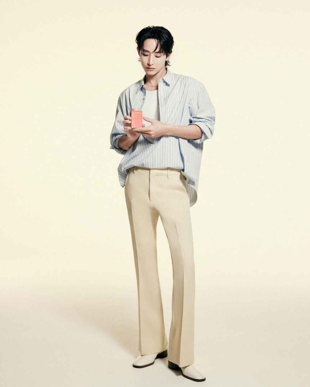 7 Inspirasi OOTD Nuansa Biru ala Lee Soo Hyuk, Fresh dan Manly!