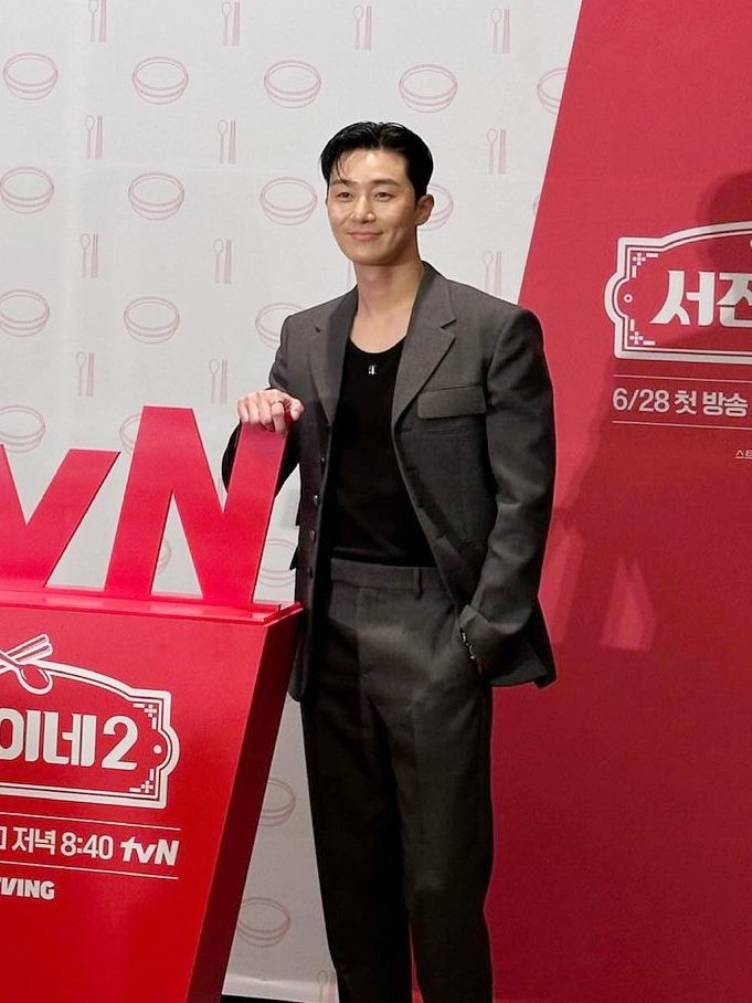 7 Inspirasi Outfit One Set ala Park Seo Joon, Formal hingga Sporty!