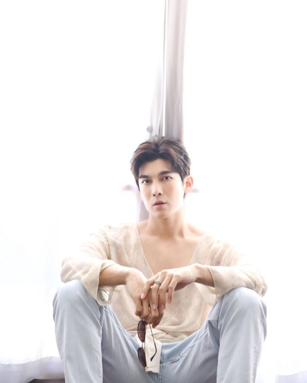 8 Ide Summer Outfit ala Mew Suppasit, Gak Bikin Gerah!