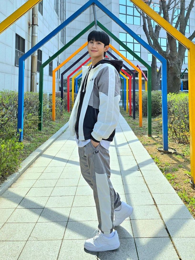 7 Ide OOTD One Set ala Jung Hae In, Formal hingga Street Style!