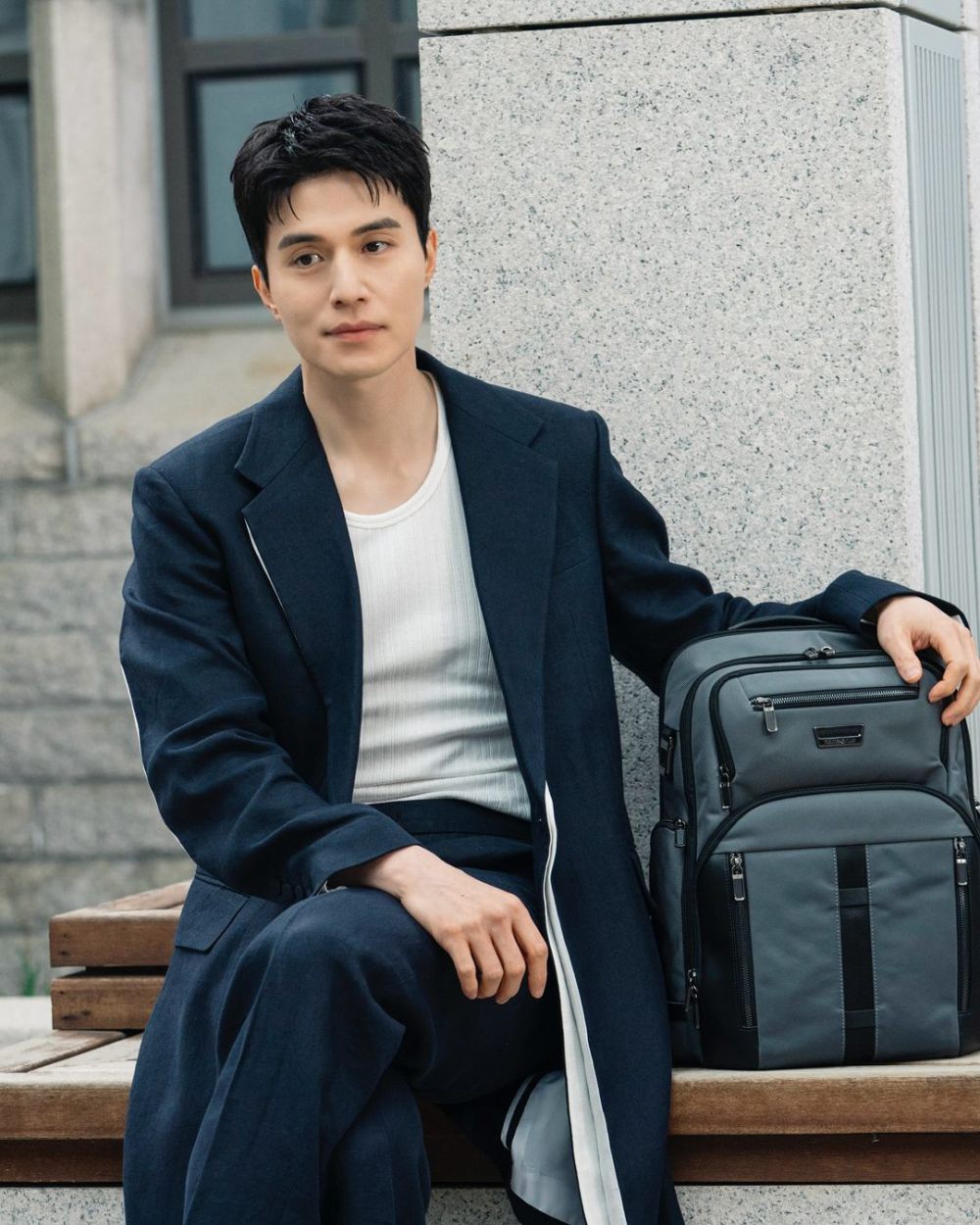 Tampil Stylish dan Profesional dengan Pilihan Tas ala Lee Dong Wook