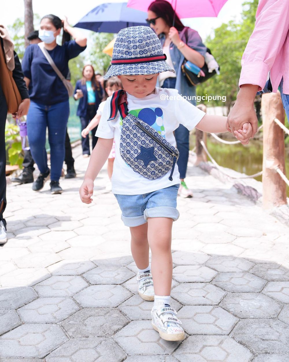 10 Inspirasi OOTD ke Sekolah untuk Anak Cowo ala Rayyanza, Catchy!