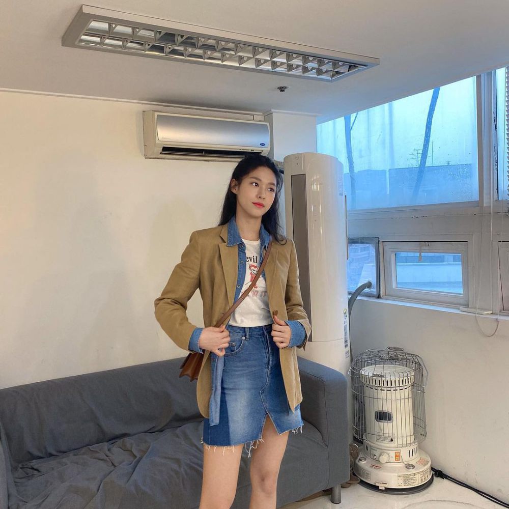 11 Inspirasi Padu Padan Rok ala Seolhyun, dari Girly hingga Classy!