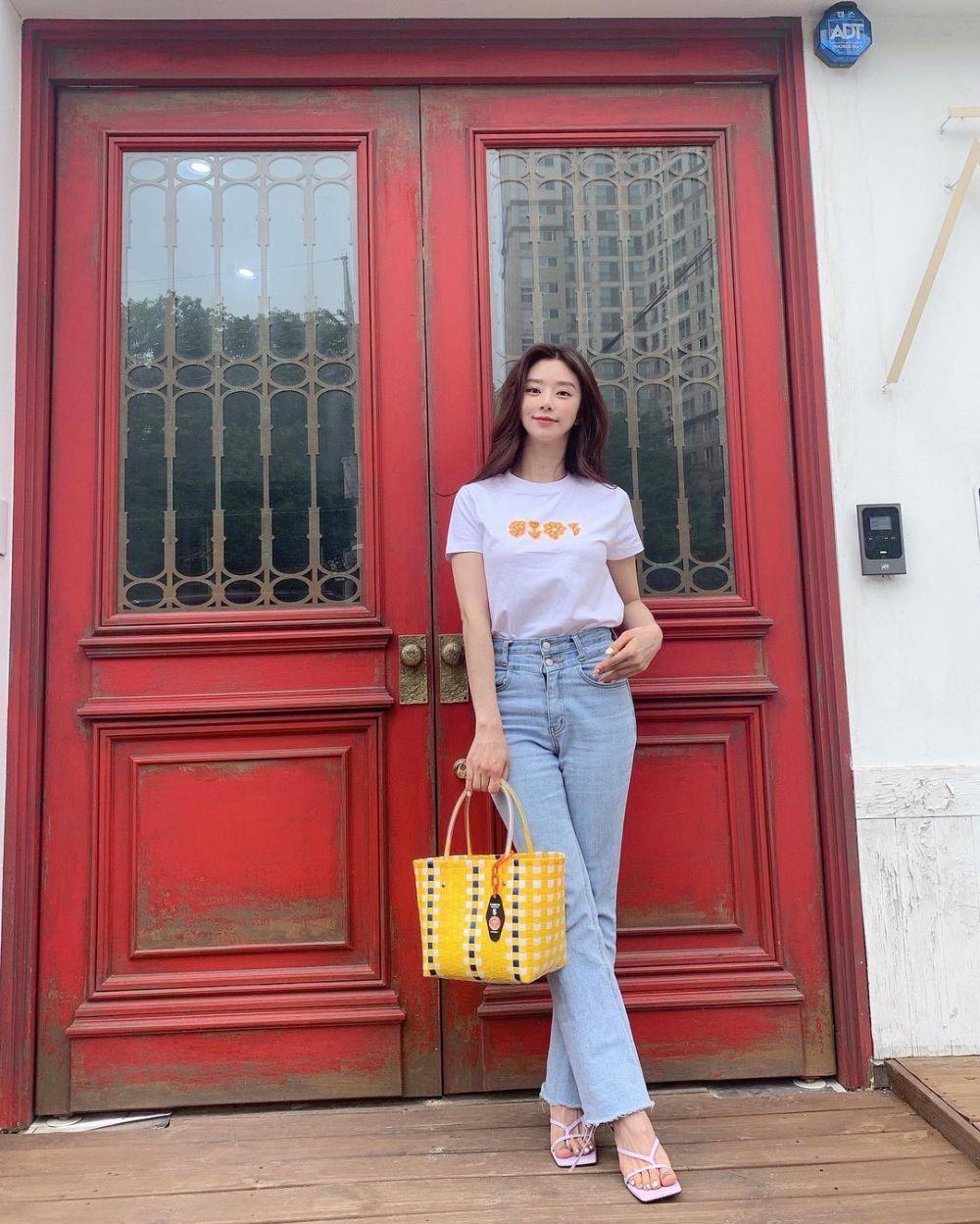 9 Inspirasi Daily Outfit Bergaya Kasual ala Lee Joo Bin, Mudah Ditiru!