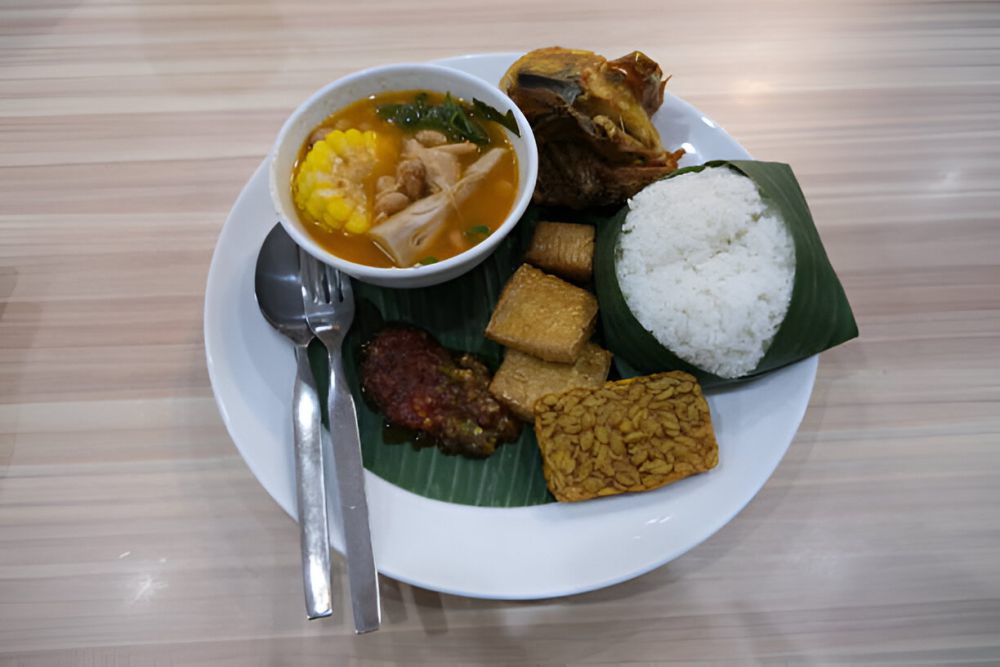 7 Rekomendasi Nasi Timbel di Surabaya, Sayur Asemnya Juara!