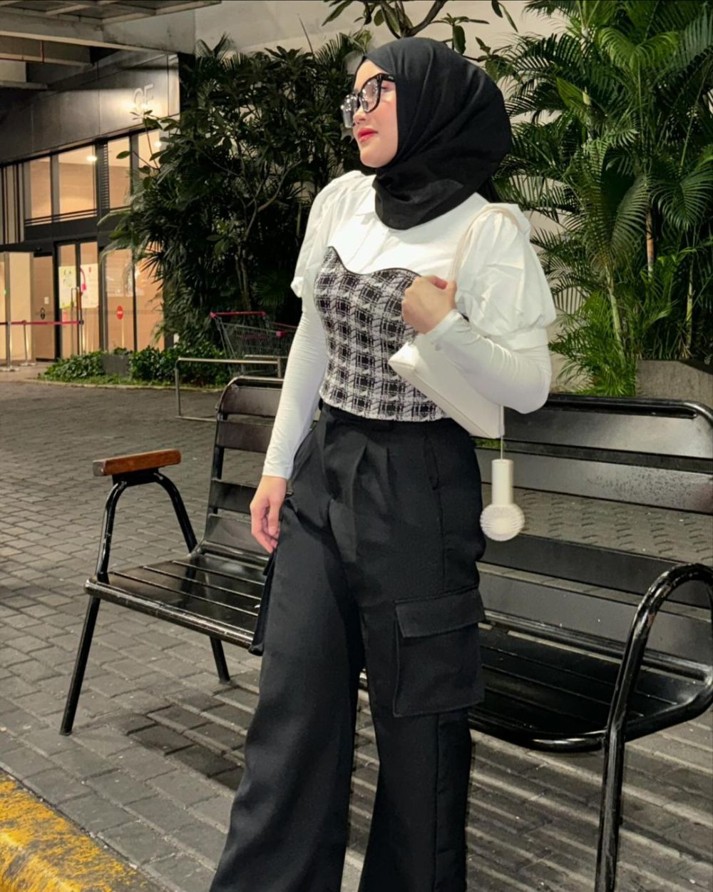 8 Inspirasi Outfit Hijab untuk Konser ala Putri Deliana, Stylish!