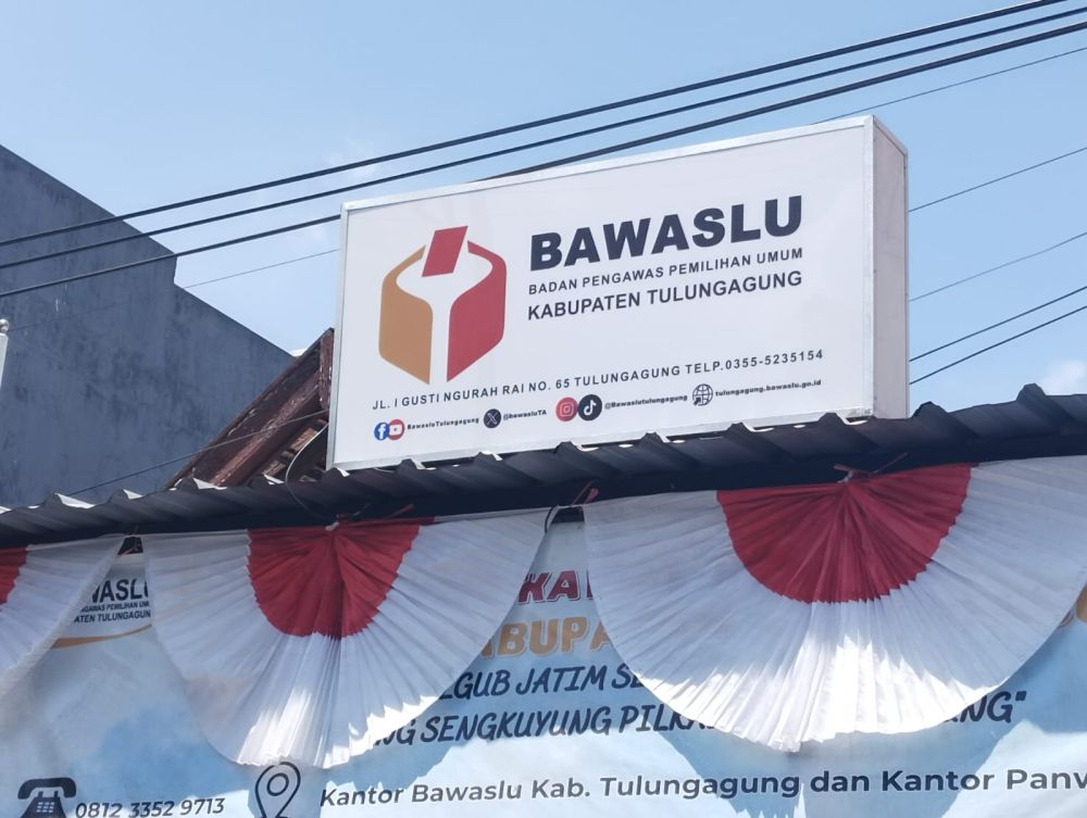 Bapaslon Pilkada di Tulungagung Pasang Logo Pemkab di Baliho