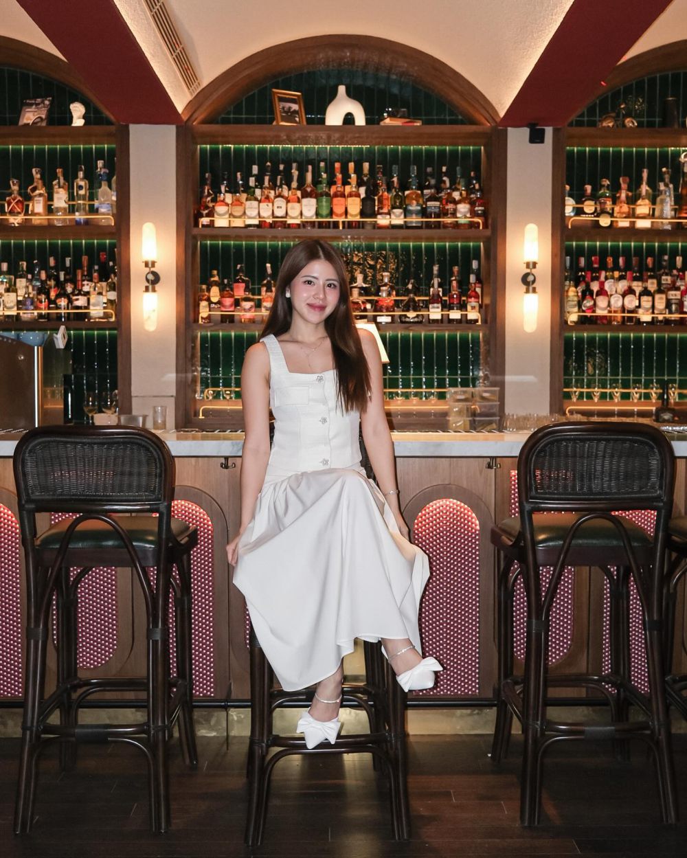 9 Inspirasi Outfit Nuansa Putih ala Renni Rere, Elegan!