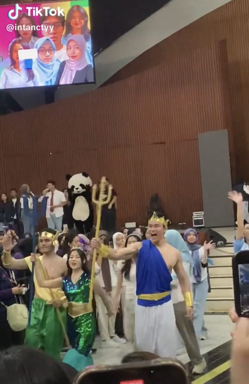 Azka Corbuzier Ikut Parade UI, Cosplay Jadi Poseidon