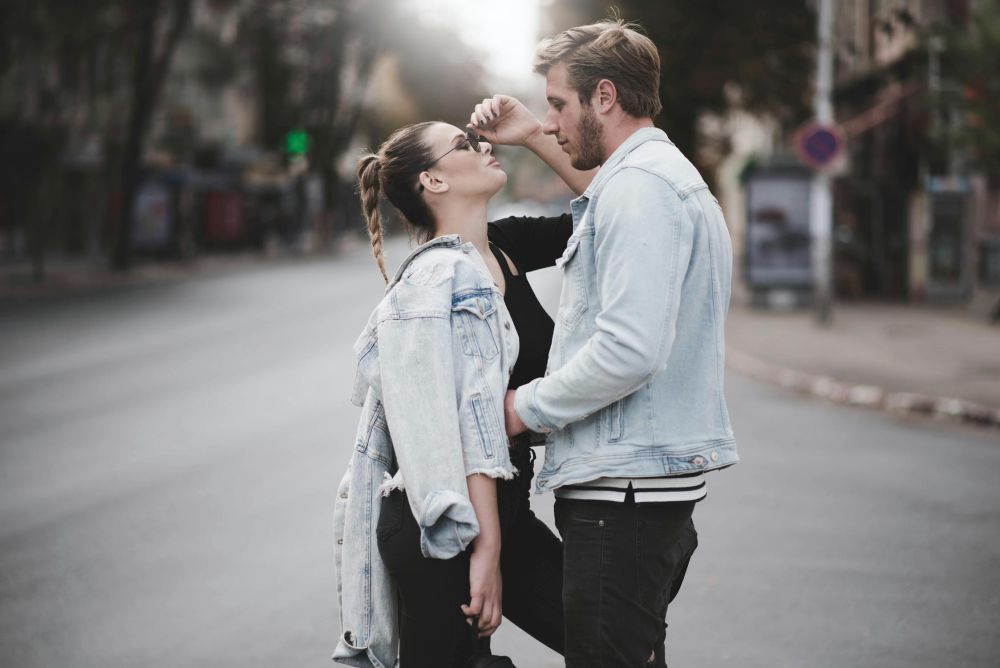 7 Tanda Pacar Makin Sayang Sama Kamu, Jangan Diabaikan