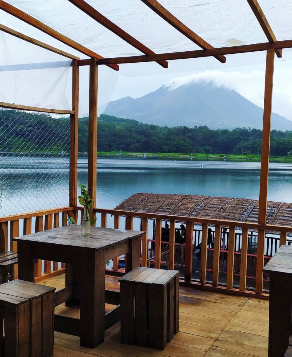 Tempat Nongkrong Cozy Berlatar Gunung Semeru di Lumajang