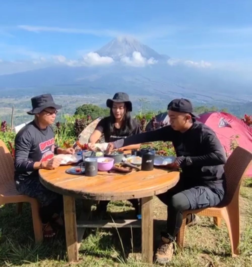 Tempat Nongkrong Cozy Berlatar Gunung Semeru di Lumajang