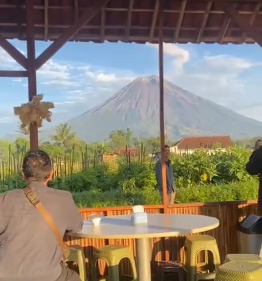 Tempat Nongkrong Cozy Berlatar Gunung Semeru di Lumajang