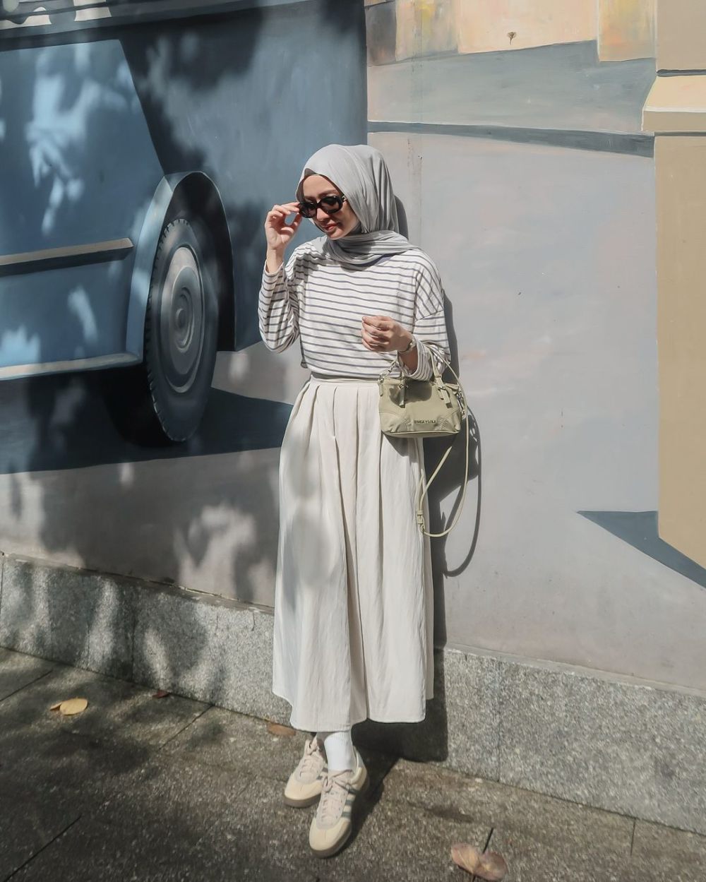 11 OOTD Hijab Monokrom ala Mega Iskanti, Simpel dan Timeless