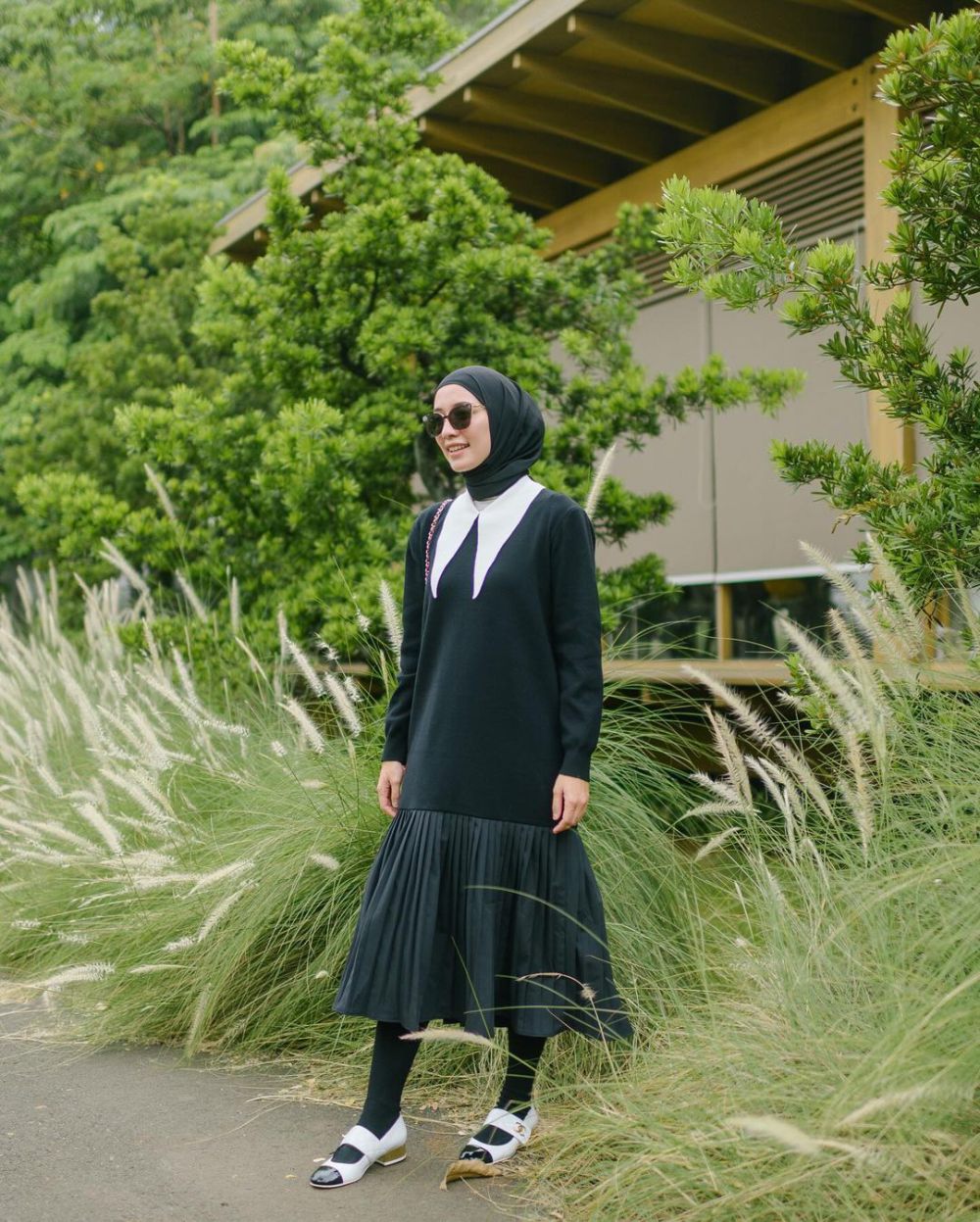 11 OOTD Hijab Monokrom ala Mega Iskanti, Simpel dan Timeless