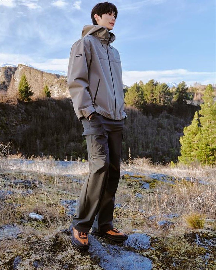 7 Inspirasi Outfit Naik Gunung ala Byeon Woo Seok, Stylish!