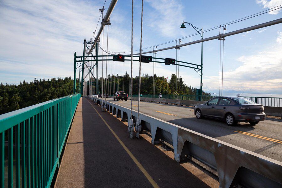 5 Tips Berkendara Saat Angin Kencang