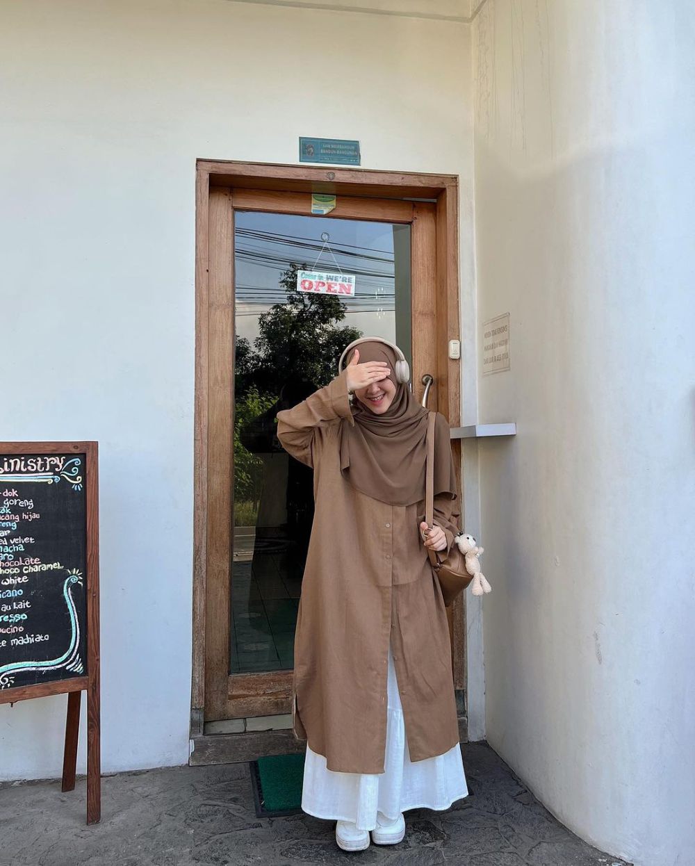 10 OOTD Hijab Syar'i ala Selebgram, Cocok untuk Pemula!