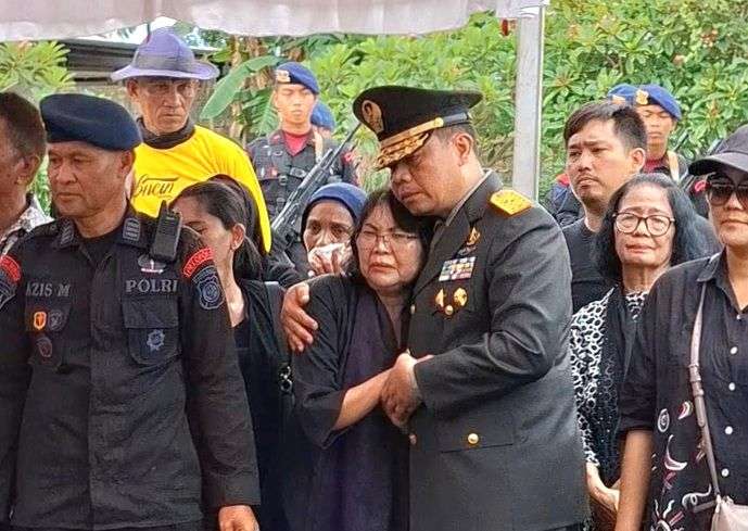 Tangis Pilu Cristina Melepas Jenazah Kompol Ulil Ke Liang