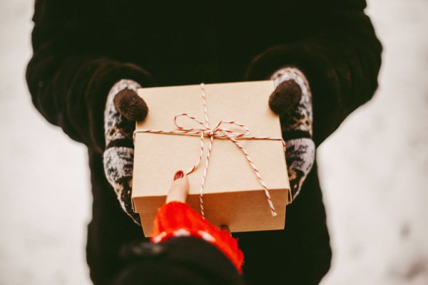 7 Ide Hadiah Kelulusan yang Bikin Temanmu Nangis Bahagia Saat Dibuka