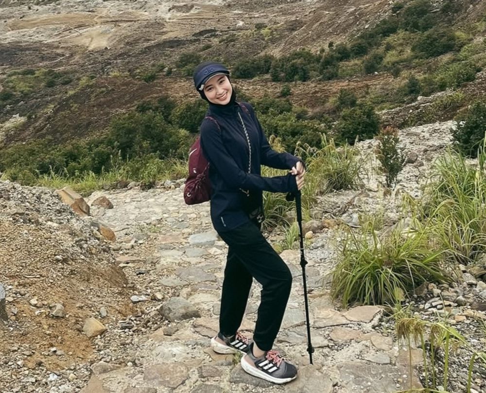 7 Outfit Naik Gunung ala Artis dan Influencer, Serba Modis!