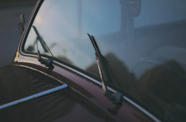 4 Tips Berkendara Mobil Listrik di Musim Hujan agar Aman