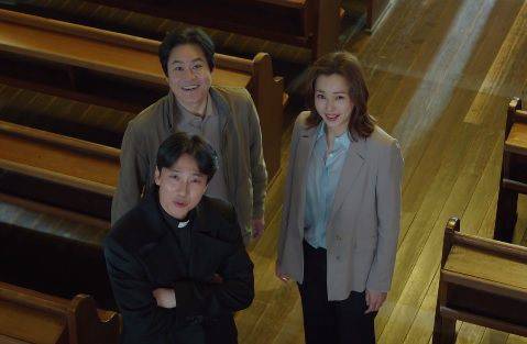 Aksi Penyelamatan Park Kyung Sun di The Fiery Priest 2, Heroik!