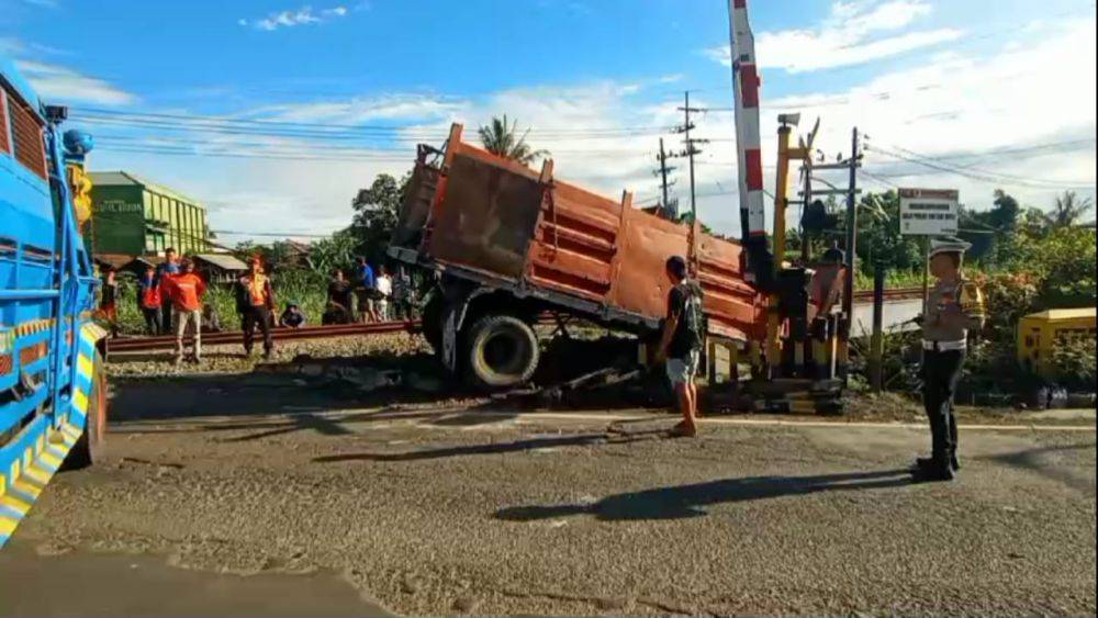 Truk Di Blitar Tertabrak Kereta Api Karena Petugas Ketiduran