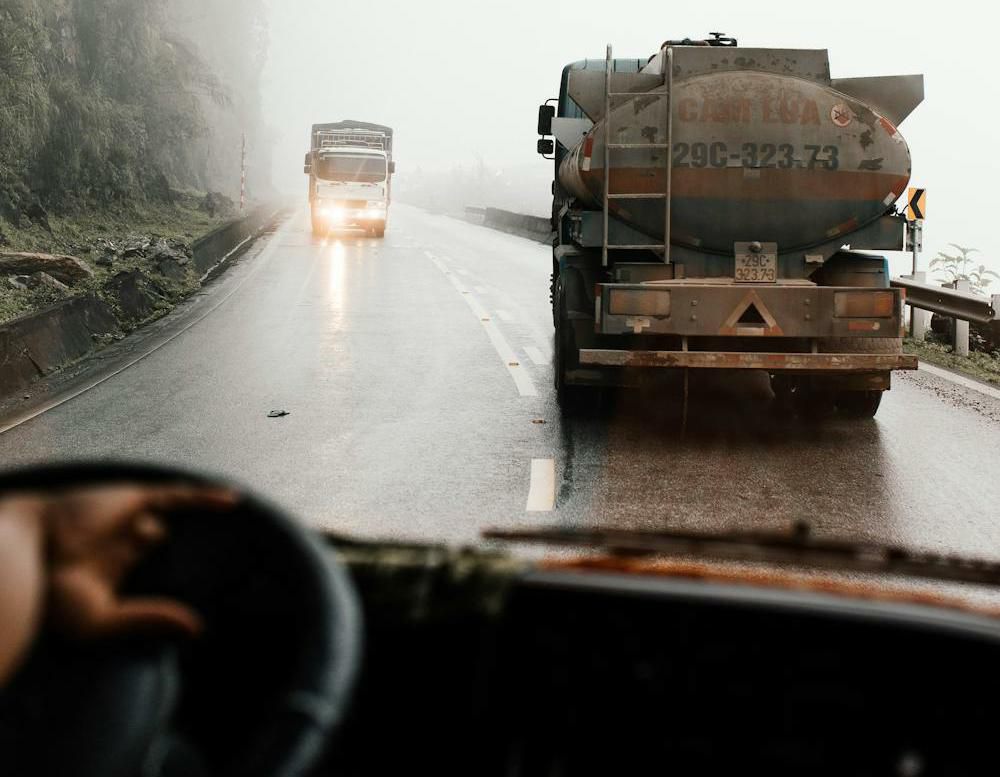 7 Cara Mengemudi Mobil Matic di Turunan Tajam dengan Stabil