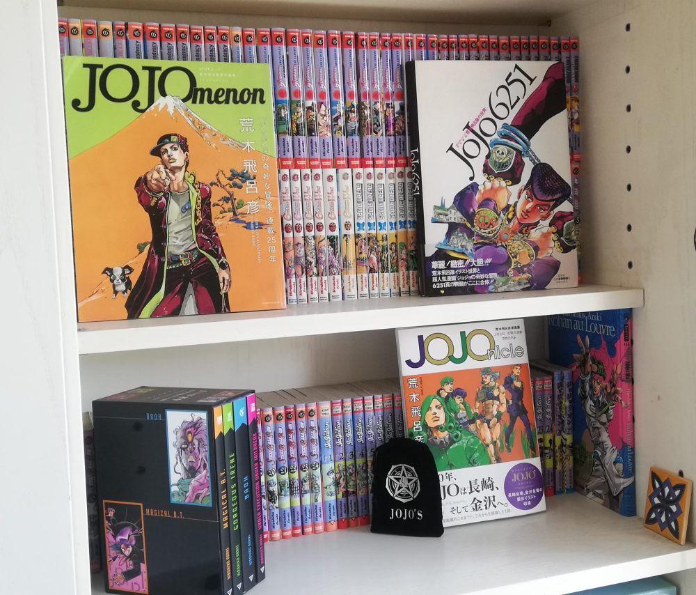 7 Koleksi JoJo's Bizarre Adventure, Manga dan Figur Melimpah!