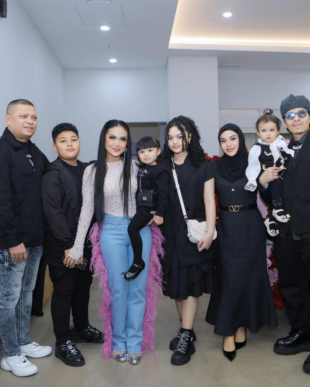 7 Potret Atta dan Aurel Nonton Konser Super Diva, Romantis