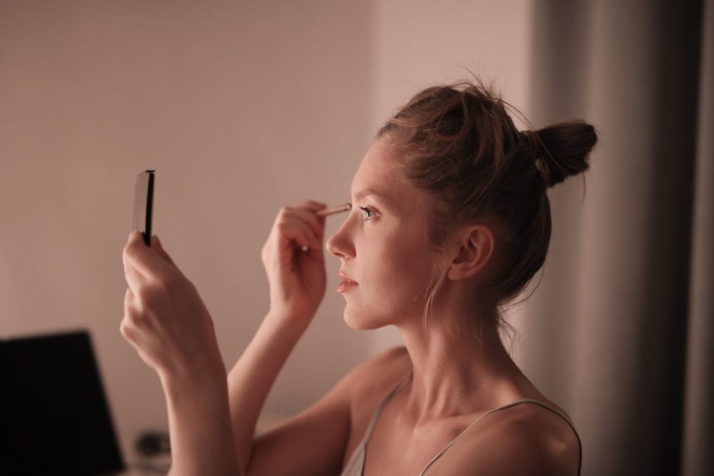 5 Tips Make Up Anti Kusam untuk Wajah Berminyak di Musim Hujan