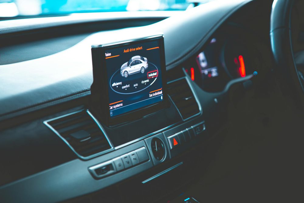 4 Tips Berkendara Mobil Listrik di Musim Hujan agar Aman