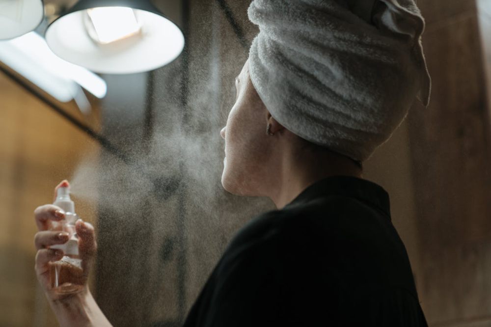 5 Tips Make Up Anti Kusam untuk Wajah Berminyak di Musim Hujan