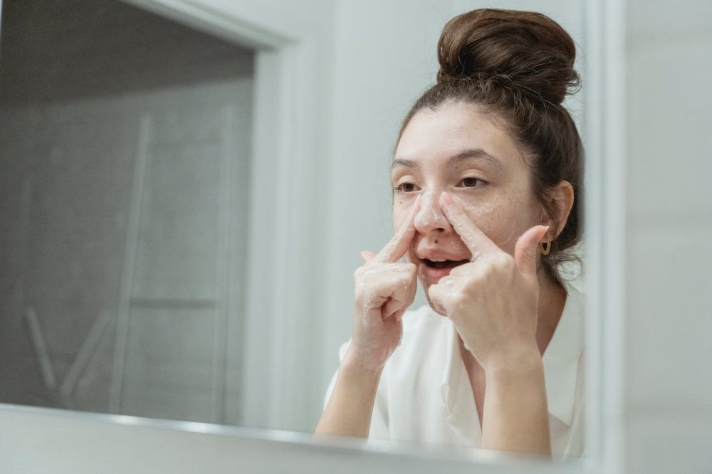 5 Tips Make Up Anti Kusam untuk Wajah Berminyak di Musim Hujan