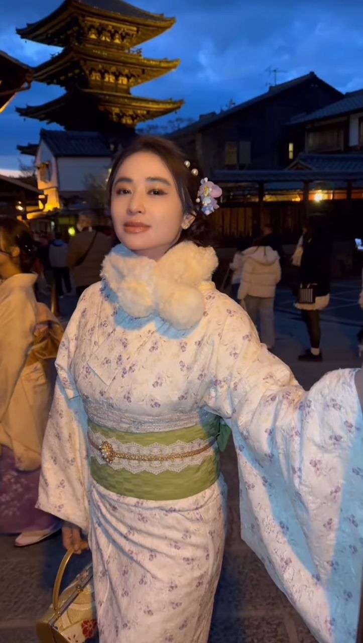 8 Gaya Dewi Perssik pakai Kimono saat di Kyoto, Manis Banget!