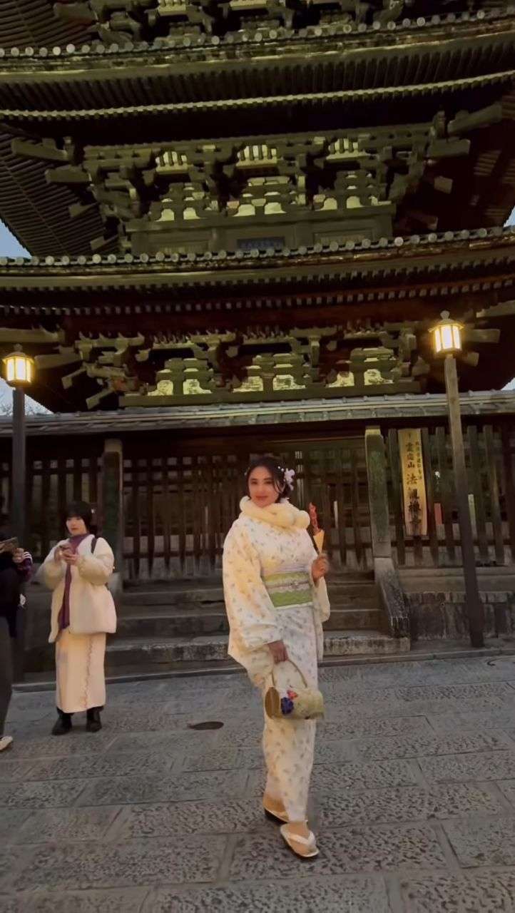 8 Gaya Dewi Perssik pakai Kimono saat di Kyoto, Manis Banget!