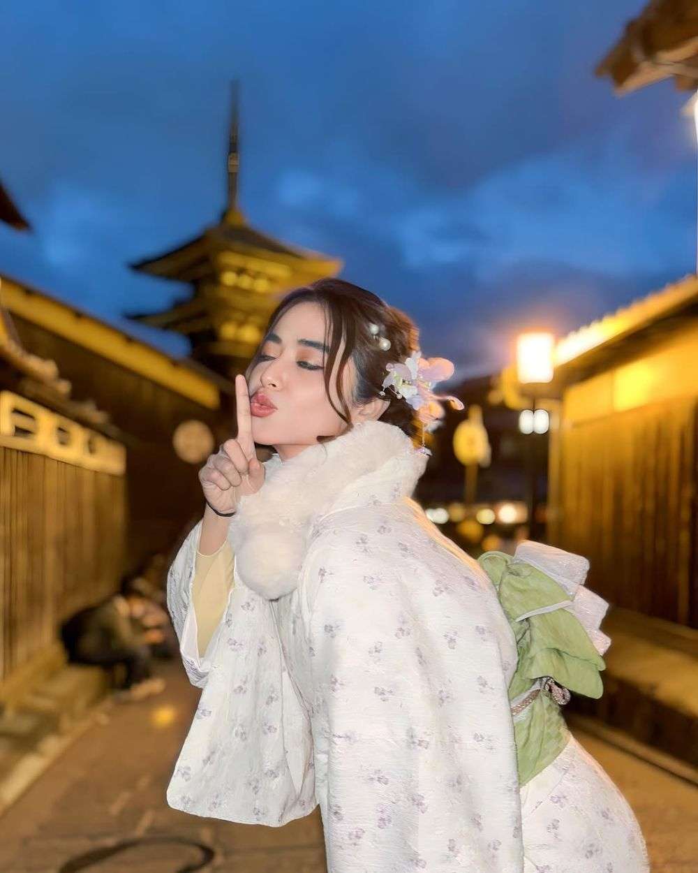 8 Gaya Dewi Perssik pakai Kimono saat di Kyoto, Manis Banget!