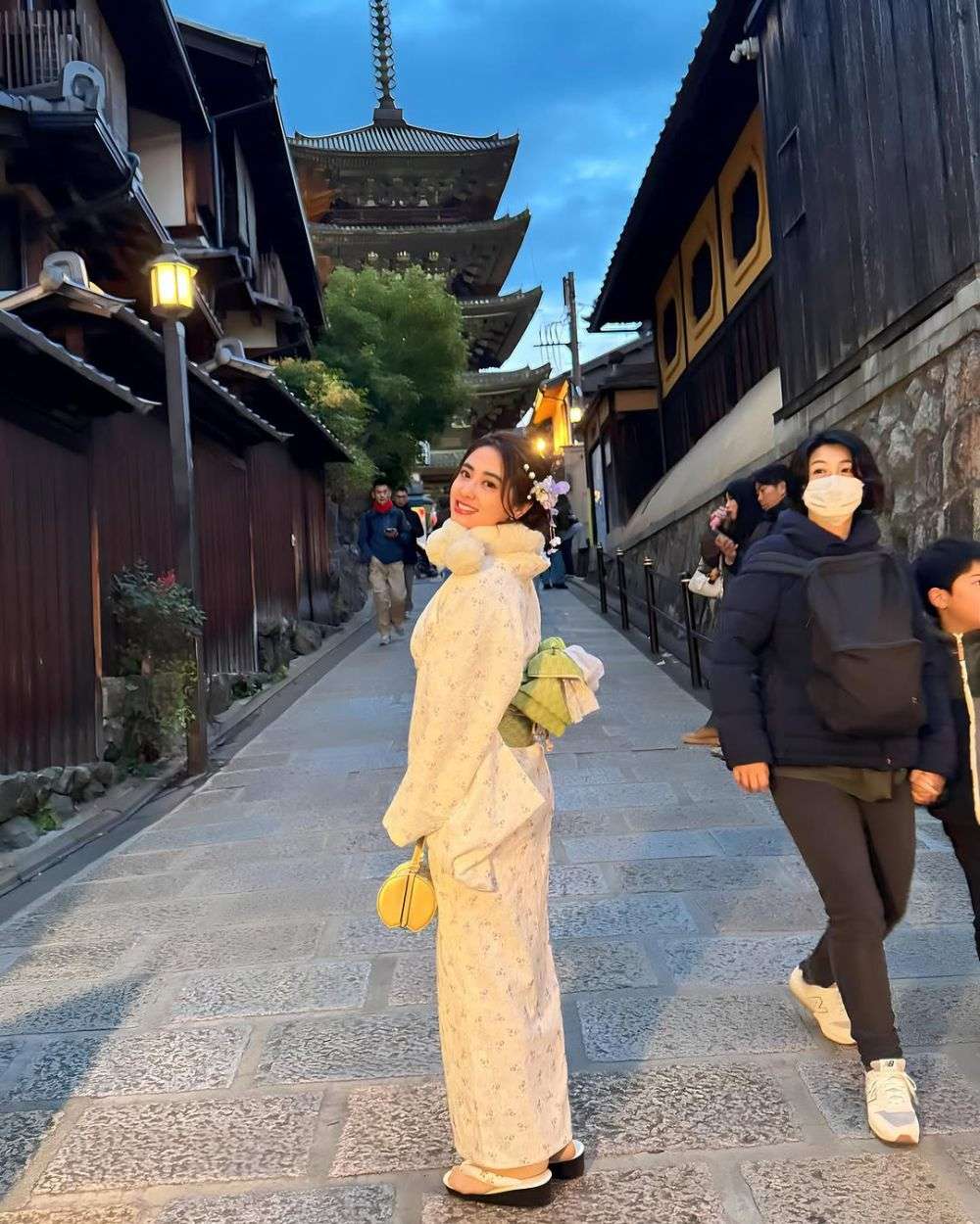 8 Gaya Dewi Perssik pakai Kimono saat di Kyoto, Manis Banget!