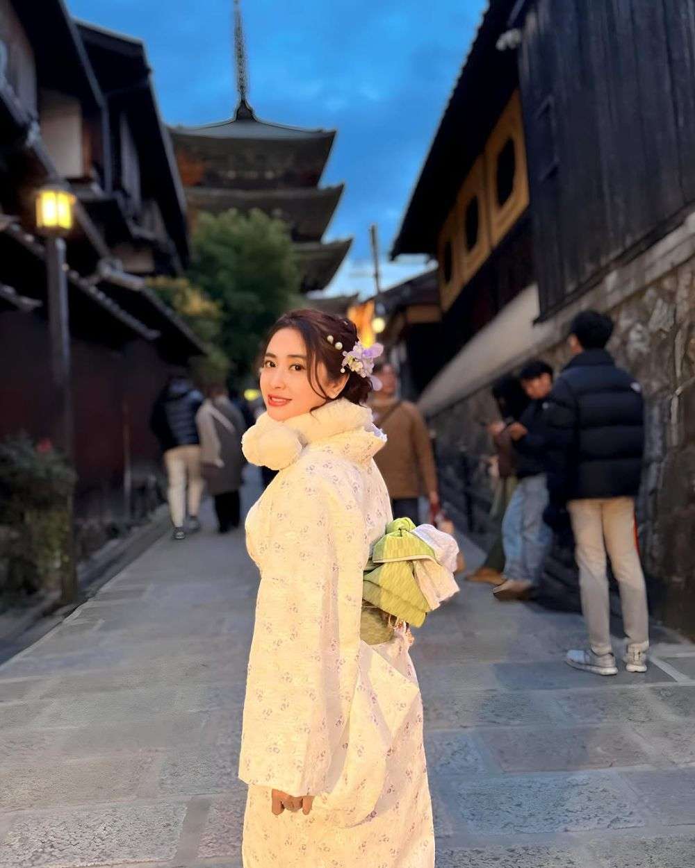 8 Gaya Dewi Perssik pakai Kimono saat di Kyoto, Manis Banget!