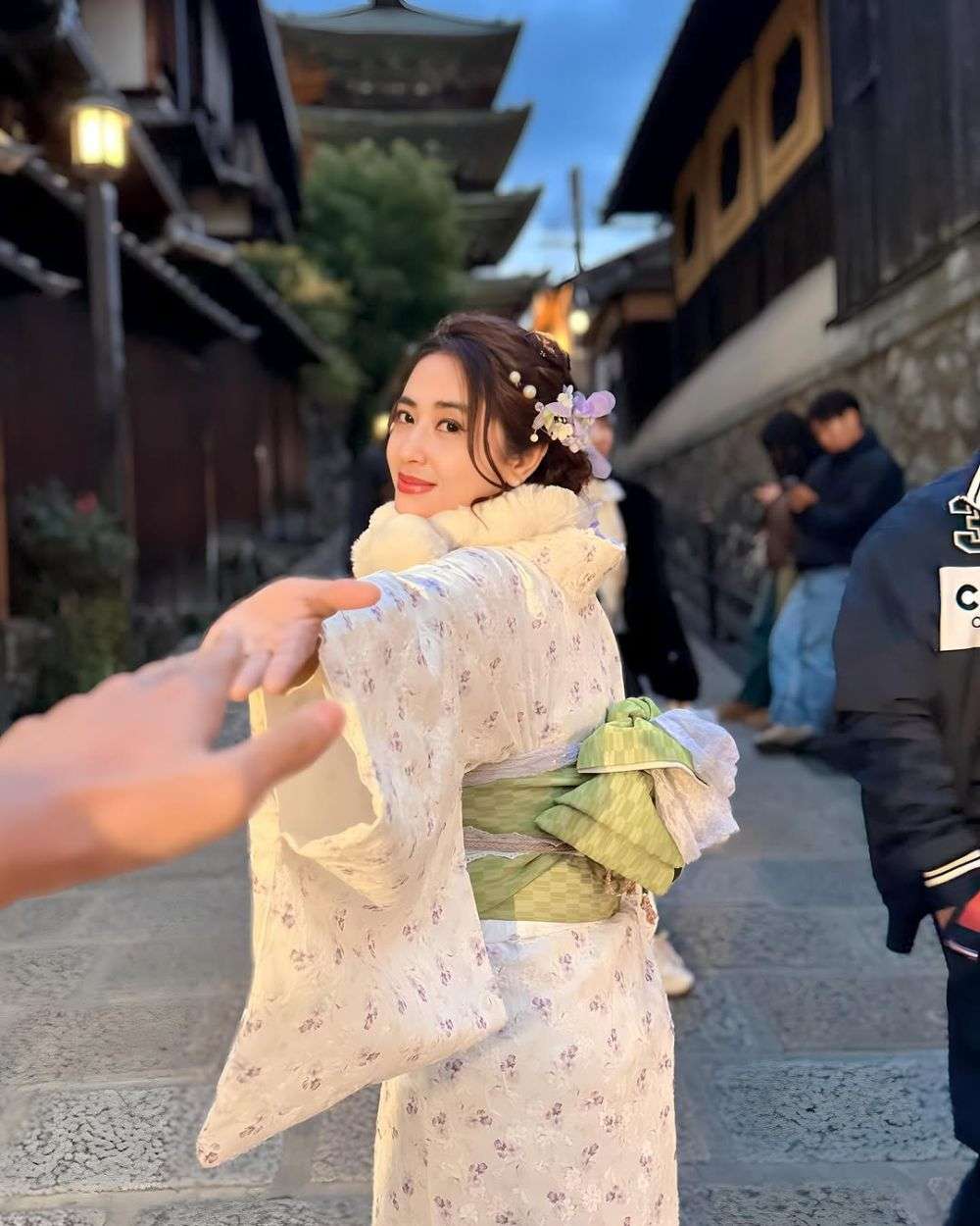 8 Gaya Dewi Perssik pakai Kimono saat di Kyoto, Manis Banget!