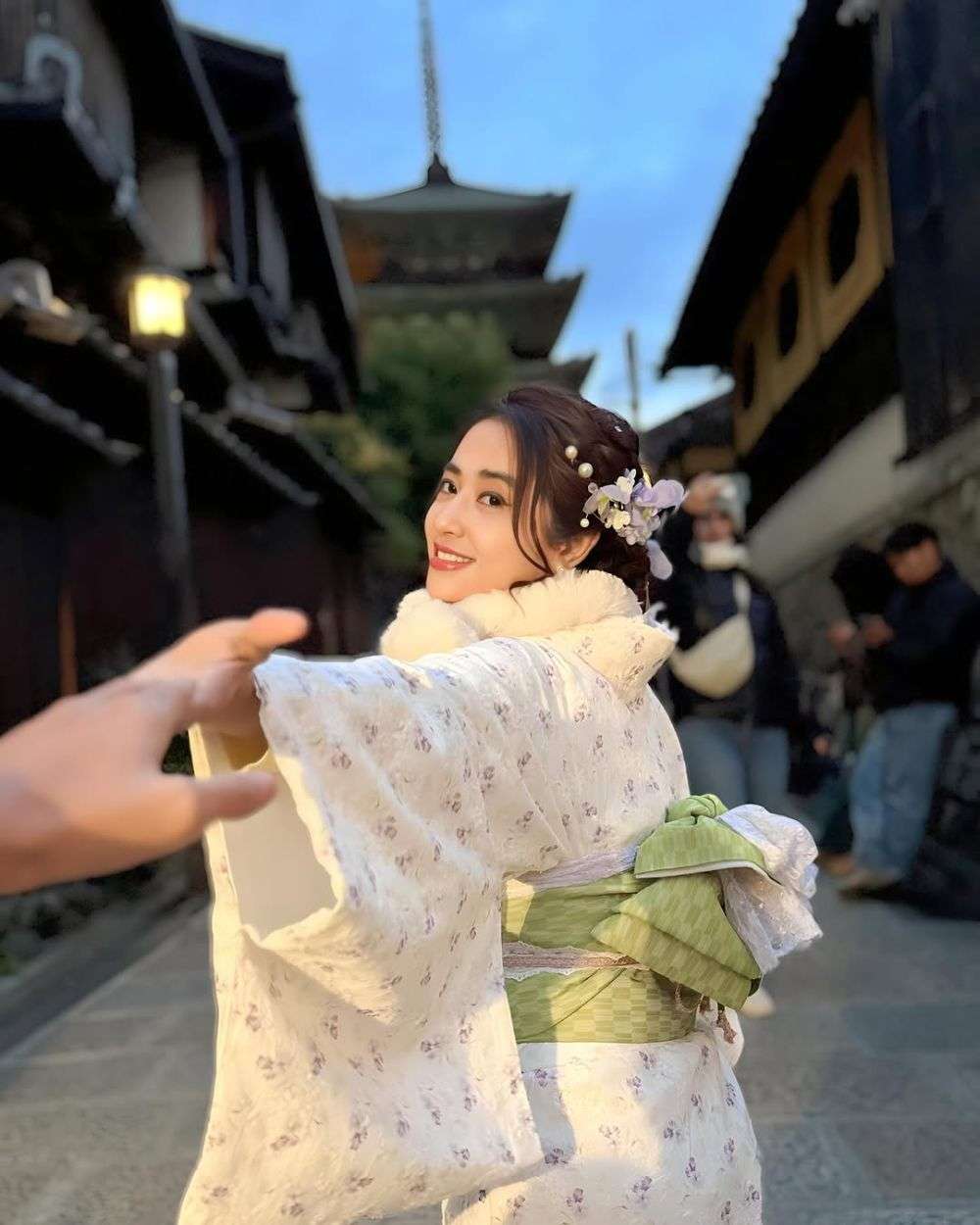 8 Gaya Dewi Perssik pakai Kimono saat di Kyoto, Manis Banget!