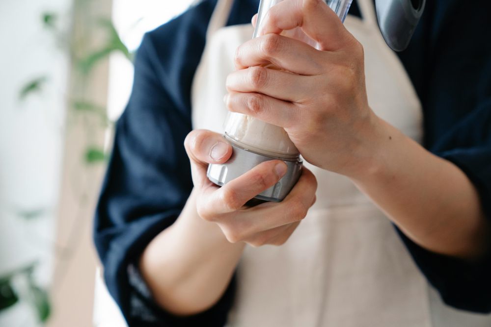 Minum Protein Shake Lebih Baik dengan Air Putih atau Susu?