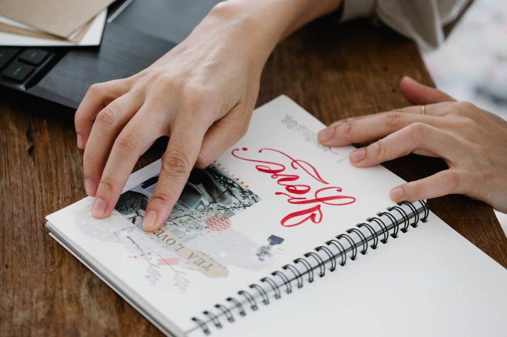 7 Ide Hadiah Kelulusan yang Bikin Temanmu Nangis Bahagia Saat Dibuka