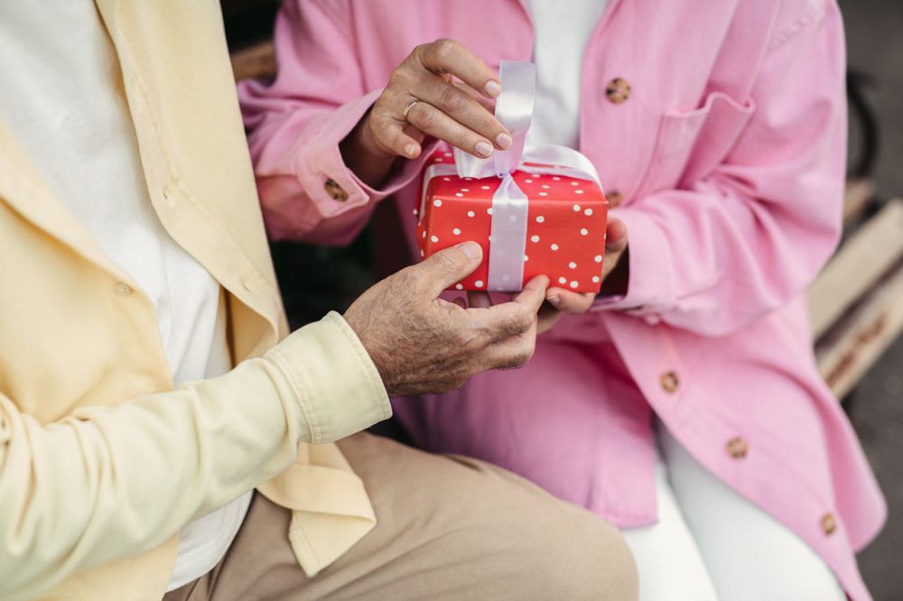 7 Ide Hadiah Kelulusan yang Bikin Temanmu Nangis Bahagia Saat Dibuka