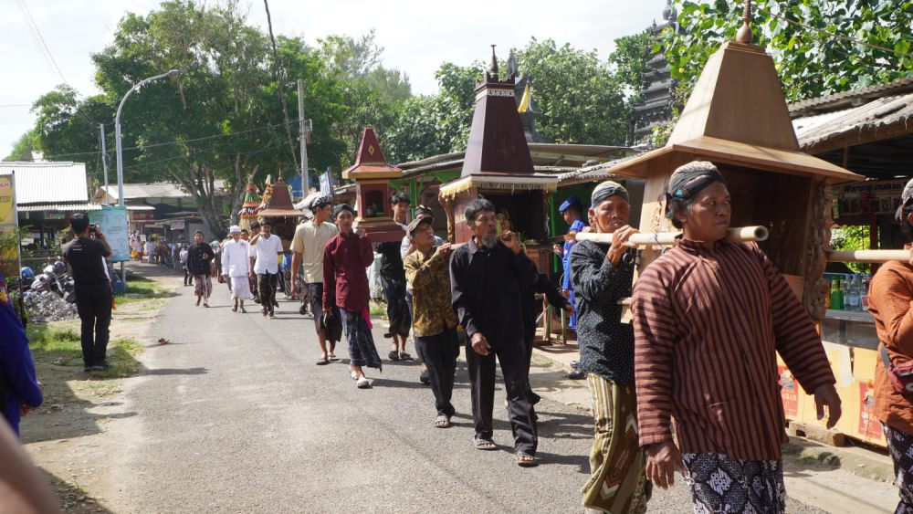 Umat Hindu Gelar Upacara Melasti di Pura Segoro Wukir