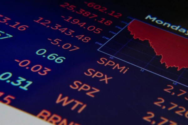 Saham Emiten Film Anjlok Usai Trump Umumkan Tarif 100 Persen