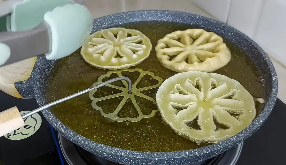 Kue Kembang Goyang: Sensasi Lezat Kriuk-Kriuk yang Bikin Ketagihan