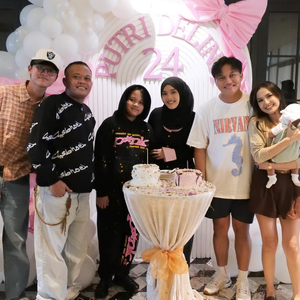 7 Potret Ultah Ke-24 Putri Delina, Dapat Kejutan dari Keluarga