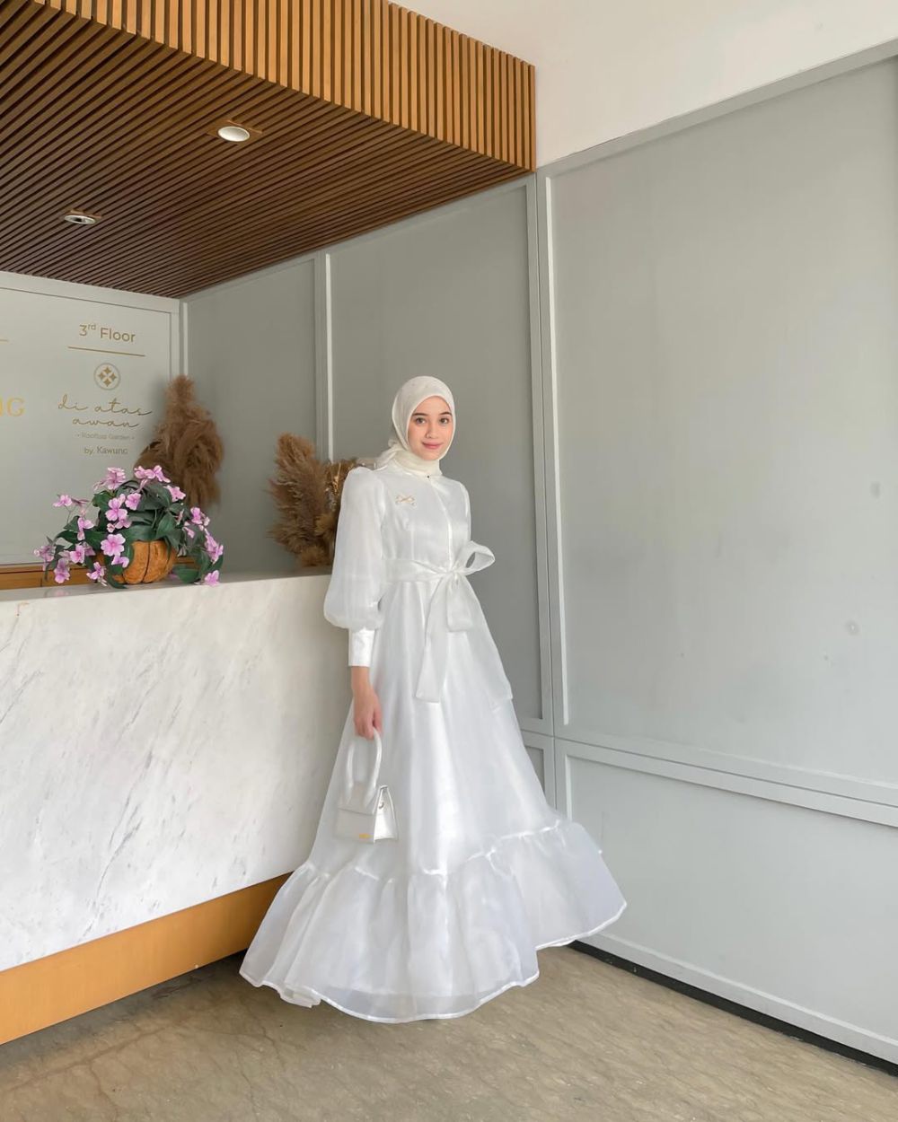 7 OOTD Hijab Dress dan Blus Satin ala Vina Maulina, Classy!